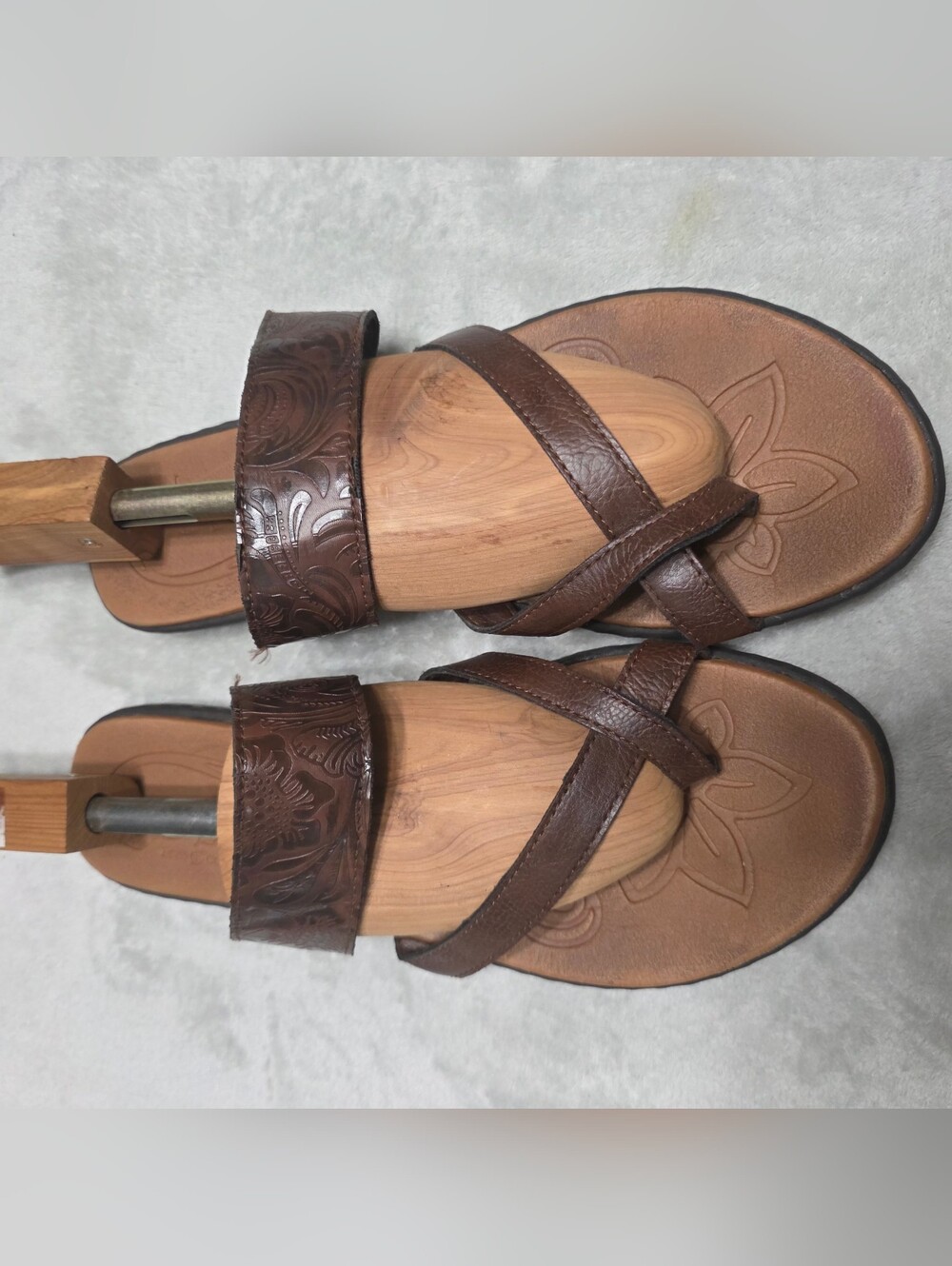 Born boc Brown Stappy Flat Sandal. Leather Floral Tool Design. Size 11
